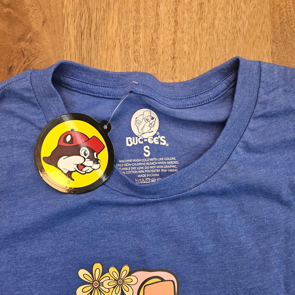 Buc-ee's Shirt Womens Small Blue "Just a Girl Who Loves Buc-ee's" Beaver Flowers - Picture 3 of 5